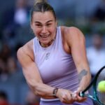 Bieloruská Aryna Songhenka, Right, drží svoju trofej po tom, čo vyhrala Coco Gauff na svojom roku 2025 WTA Tour Madrid Open Tennis Turnis Singles v záverečnom zápase v Caja Magica v Madride 3. mája.