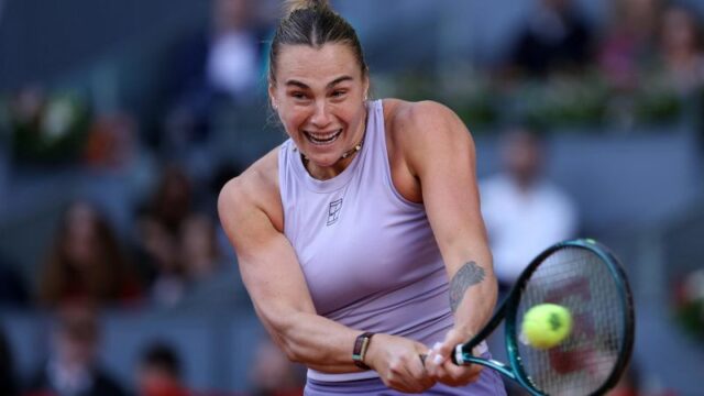 Bieloruská Aryna Songhenka, Right, drží svoju trofej po tom, čo vyhrala Coco Gauff na svojom roku 2025 WTA Tour Madrid Open Tennis Turnis Singles v záverečnom zápase v Caja Magica v Madride 3. mája.
