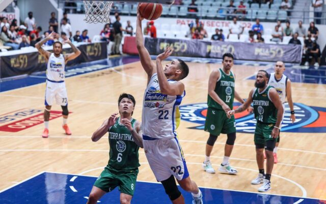 Zavier Lucero od Magnolia Hotshots počas zápasu Filipínskeho pohára PBA proti Terrafir Dyip