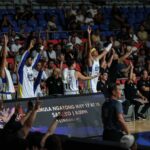 Magnolia Hotshots oslavuje košík Paula Leeho počas hry proti Merralco Bolts na PBA Philippine Cup.