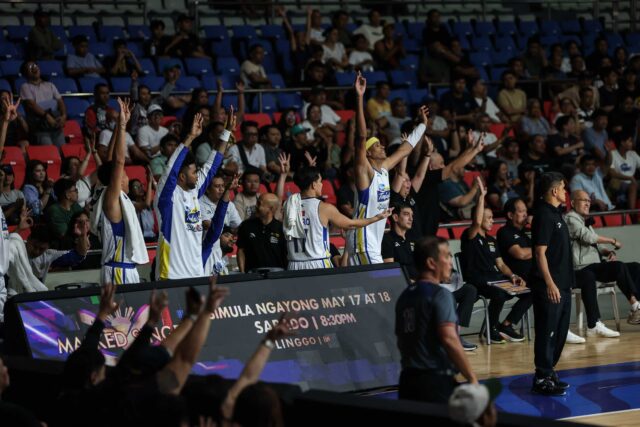 Magnolia Hotshots oslavuje košík Paula Leeho počas hry proti Merralco Bolts na PBA Philippine Cup.