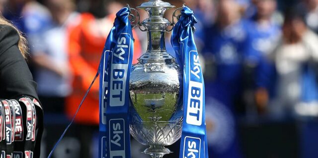 Majstrovstvá Final Day Live: Posledné známky, tímové správy a výsledky, keď Leeds a Burnley bojujú za titul s piatimi tímami

