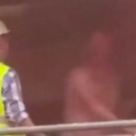 Man Utd Fan danse nue sur l'échafaudage à Bilbao alors que le travailleur exige qu'il descend