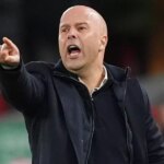 Man Utd peut faire un swoop de transfert gratuit pour le défenseur Arne Slot surnommé l'un des meilleurs en Allemagne