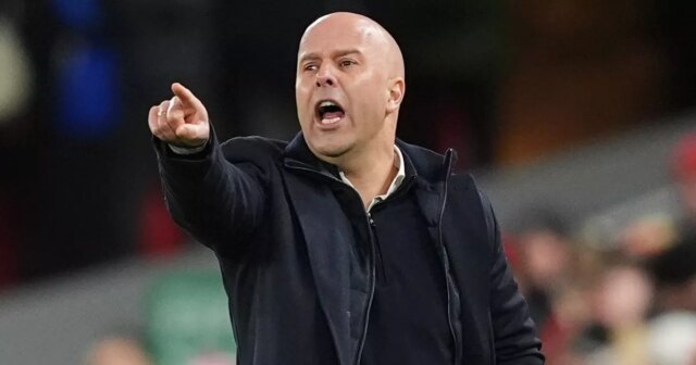 Man Utd peut faire un swoop de transfert gratuit pour le défenseur Arne Slot surnommé l'un des meilleurs en Allemagne
