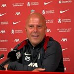 Manažér Liverpool Arne Slot reaguje na futbalový manažér Barcelony