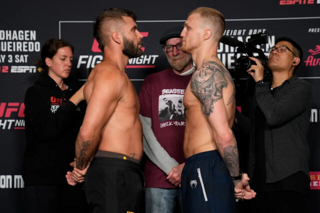 Londýn, Anglicko -23. júla: (LR) Mason Jones z Walesu kopne Ludovita Kleina zo Slovenska v ľahkom boji počas UFC Battle Night Night Action v O2 Arena 23. júla 2022 v Londýne v Anglicku. (Foto: Jeff Bottari/Zuffa LLC)