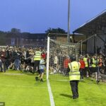 Fanúšikovia Partick Thistle točia na ihrisko po tom, čo neskorý gól Briana Grahama pritiahol víťazstvo v Ayris