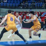 Chris Newsome od Merralco skrutky v zápase Filipínskeho pohára PBA proti NLEX Road Warriors.