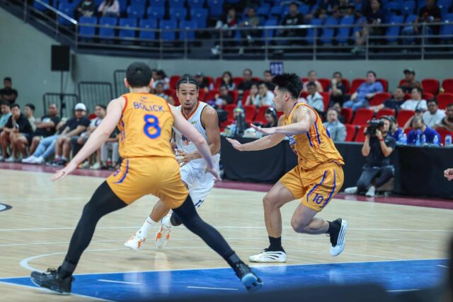 Chris Newsome od Merralco skrutky v zápase Filipínskeho pohára PBA proti NLEX Road Warriors.