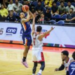 Chris Newsome z Merralco skrutiek počas zápasu filipínskeho pohára PBA proti Barangay Genev Gin Kings.