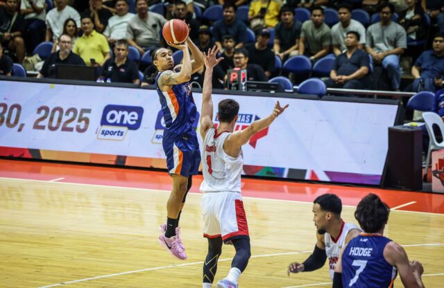 Chris Newsome z Merralco skrutiek počas zápasu filipínskeho pohára PBA proti Barangay Genev Gin Kings.