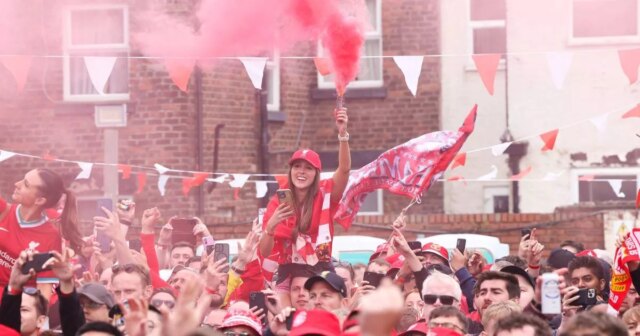 Merseyside Police Numéro de Liverpool Parade Avertissement après 17 fans blessés par Flares
