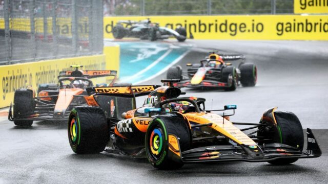 Miami GP: Lando Norris vyhrá mokrý, chaotický sprint preteky pod bezpečnostným autom

