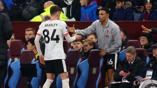 Micah Richards vyvoláva obavy týkajúce sa Bradleyho Alexandra-Arnolda v Liverpoole


