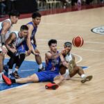 Nlex Road Warriors Javee Mocon počas zápasu filipínskeho pohára PBA proti konvergentným vláknám. –PBA obrázky