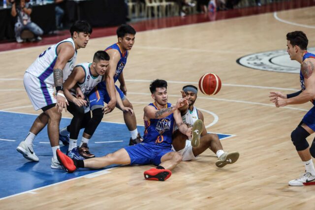 Nlex Road Warriors Javee Mocon počas zápasu filipínskeho pohára PBA proti konvergentným vláknám. –PBA obrázky