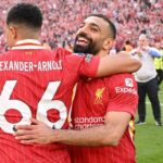 Mohamed Salah sa modlite s fanúšikmi za trend Alexander-Arnold Rozlúčka