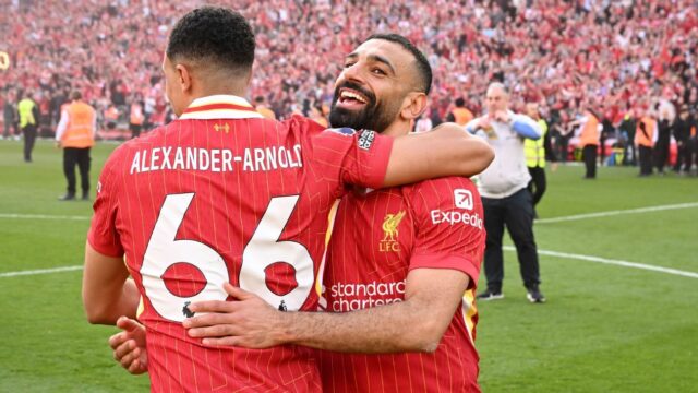 Mohamed Salah sa modlite s fanúšikmi za trend Alexander-Arnold Rozlúčka

