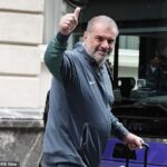 Ange Postecoglo dal palec, zatiaľ čo opustil hotel Muzaffer Tottenham Bilbao