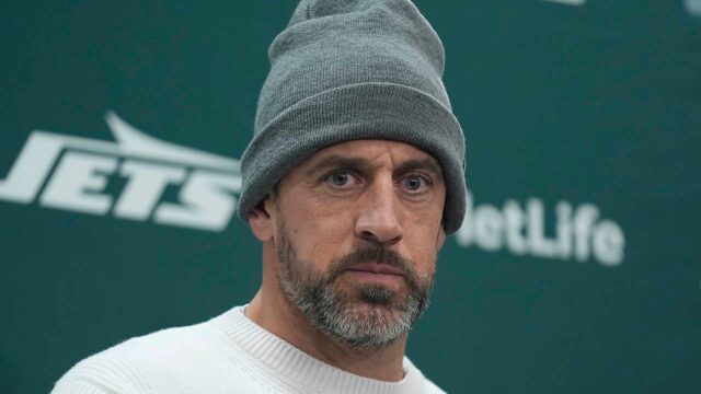 NFL hviezda Aaron Rodgers spomína hnutie Tranger v športe „Anti-Woman“

