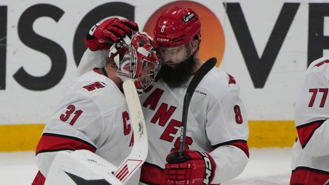NHL News: Hurikány sa vyhýbajú zametaniu, s výnimkou panter, aby zostali nažive

