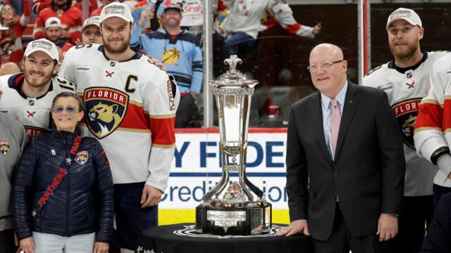 NHL News: Panthers udržiavajú trofejovú poveru, keď pokračujú v Stanley Cup

