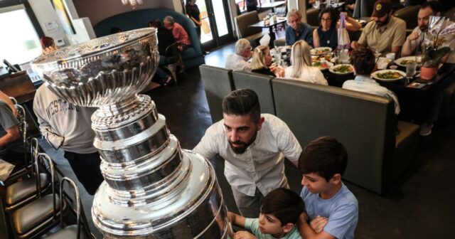NHL odmeňuje učiteľa SoCal, ktorý na spojenie svojich študentov používa hokej

