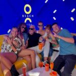 V deň, keď Gary Lineker Gary rezignoval na BBC, jeho brat Wayne uverejnil pohodlnú fotografiu pre ženské DJs v klube Ibiza.