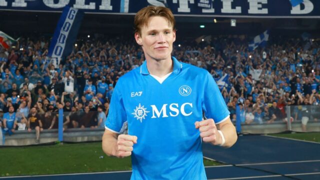 Napoli Hero Scott McTominay vyhráva cenu Serie A MVP Award

