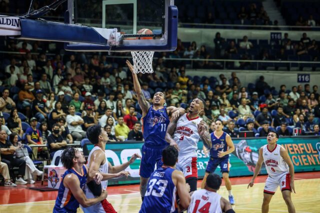 Chris Newsome z Merralco skrutiek počas zápasu filipínskeho pohára PBA proti Barangay Genev Gin Kings. –PBA obrázky