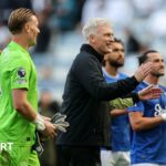 David Moyes celebrate with Everton's players after beating Newcastle