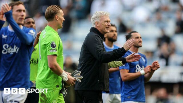David Moyes celebrate with Everton's players after beating Newcastle