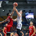 Robert Bolick z Nlex Road Warriors proti obrancom Ženevy Barangay počas zápasu Filipínskeho pohára PBA
