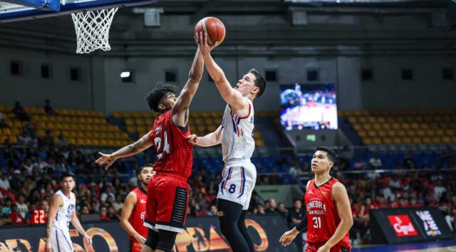 Robert Bolick z Nlex Road Warriors proti obrancom Ženevy Barangay počas zápasu Filipínskeho pohára PBA