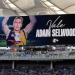 Víťaz premiéry West Coast Eagles Eagles Adam Selwood zomrel iba niekoľko mesiacov po jeho dvojčatách Troy Selwood (na obrázku, pocta Selwoodu v nedeľu v zápase Eagles Eagles West Coast Eagles)