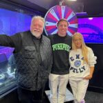 Bývalý hráč Footy Cooper Johns (na obrázku s Kyle Sandilands a Jackie O) odhalil, že má klepmaniu