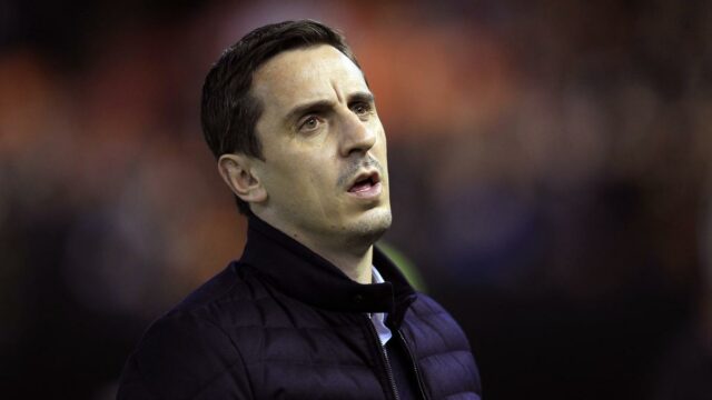 Nottingham Forest zastaví komentátor Gary Neville, aby pokryl poslednú hru

