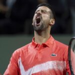 Novak Djokovic ukazuje, že oheň je stále prudko spálený po rozbití rakety v narodeninovom víťazstve