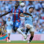 Marc Guehi oslavuje po tom, čo Crystal Palace porazil Manchester City vo finále FA Cupu