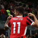 Christian Puulisic nosil meno „Harlow“ na zadnej strane košele, keď AC Miláno porazil Bolognu
