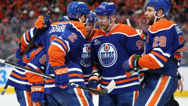 Oilers vyhráva hru 4, aby vyšplhal na 3-1 na hviezdy v západných finále

