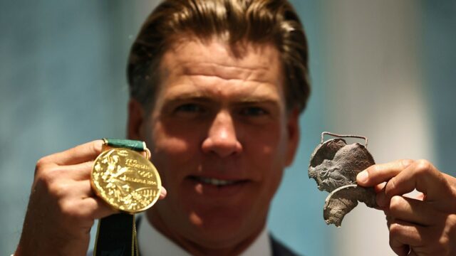 Olympijský Great Gary Hall Jr stratil medaily z La Wildfires nahradený IOC


