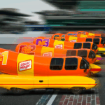 Oscar Mayer Wienermobily preteká v úvodnom „wie 500“ v Indianapolise