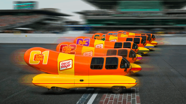 Oscar Mayer Wienermobily preteká v úvodnom „wie 500“ v Indianapolise

