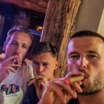 Harry Kane oslávil v noci s Mníchovskými Bayern Lets po tom, čo vyhral Bundesliga (na obrázku s Joshua Kimmichom a Ericom Die)