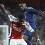 Ousmane Dembele (vpravo) bude v stredu čeliť Arsenalu v Lige majstrov