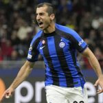 Henrikh Mkhitaryan môže byť prvým hráčom, ktorý dnes večer vyhral Ligu majstrov, Európsku ligu a Európsku konferenčnú ligu