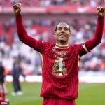 Oznámené: Liverpoolská legenda, ktorá dá Virgil van Dijk na pohár Premier League Cup