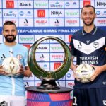 Futbaloví fanúšikovia budú pozorne sledovaní stovkami polície v veľkom finále A-Lig v sobotu (v ľavej maľbe príslušní kapitáni Aziz Behich (Melbourne City) a Roderick Miranda (Melbourne Victory).